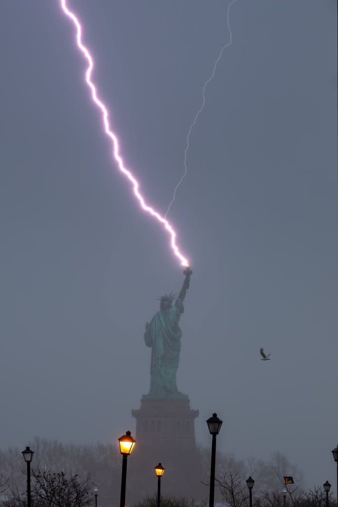 Lightning strikes the Statue of Liberty, captured by photographer Dan Martland on April 3rd, 2024 @DanTVusa/X