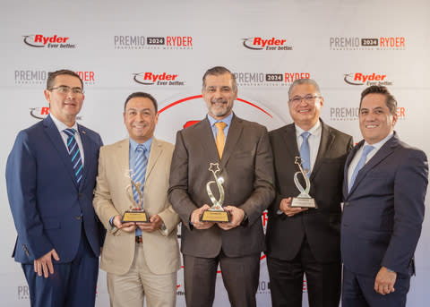 Ryder Mexico executives presenting the 2024 Service Excellence Award to one of 24 top-performing Mexican carriers. (From left to right: Ricardo Álvarez, vice president and managing director for Ryder Mexico; three executives from “Ever Better” award winner Auto Express Oriente S.A. de C.V.; and Juan Calvillo, operations group director for Ryder Mexico.) (Photo: Business Wire)