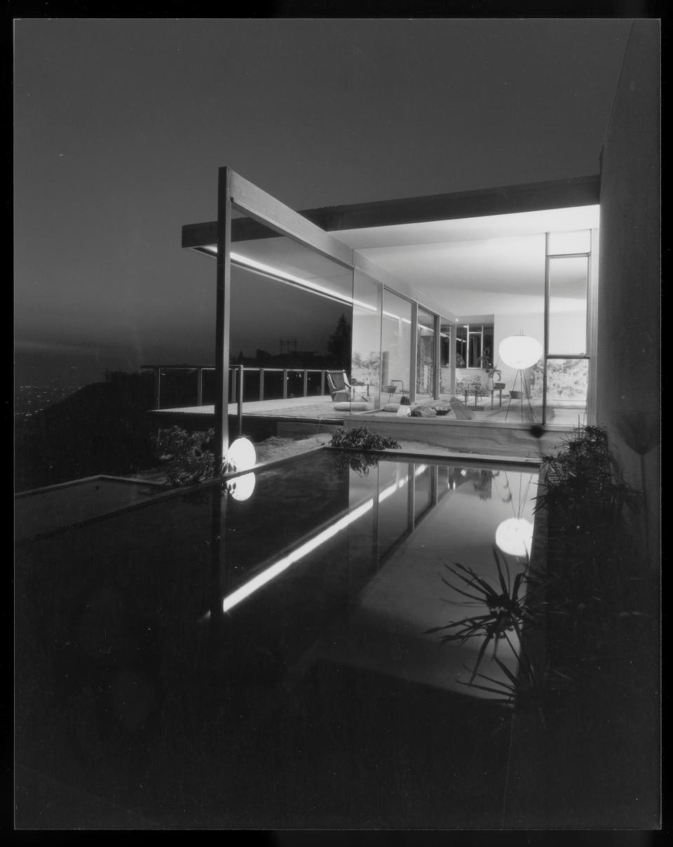 Shulman’s photos show the house with reflecting pools and spider leg intact.
