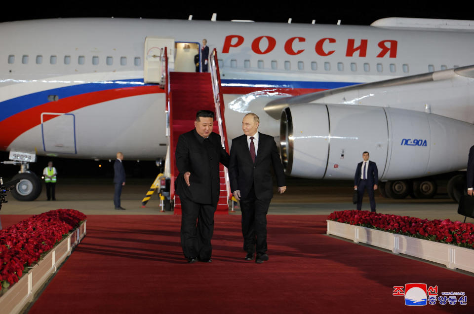 俄羅斯總統普丁（右）19日飛抵北韓，北韓領導人金正恩（左）接機。（KCNA／路透社）