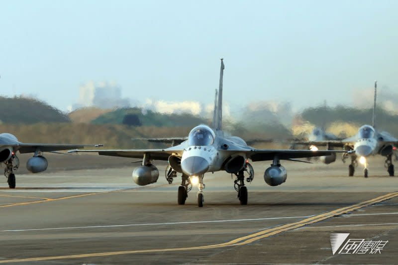 20170117-106年國軍春節加強戰備巡弋第二站來到空軍台南基地，IDF戰機以大兵力滑行的方式，展現空軍健兒的精實戰力。(蘇仲泓攝)