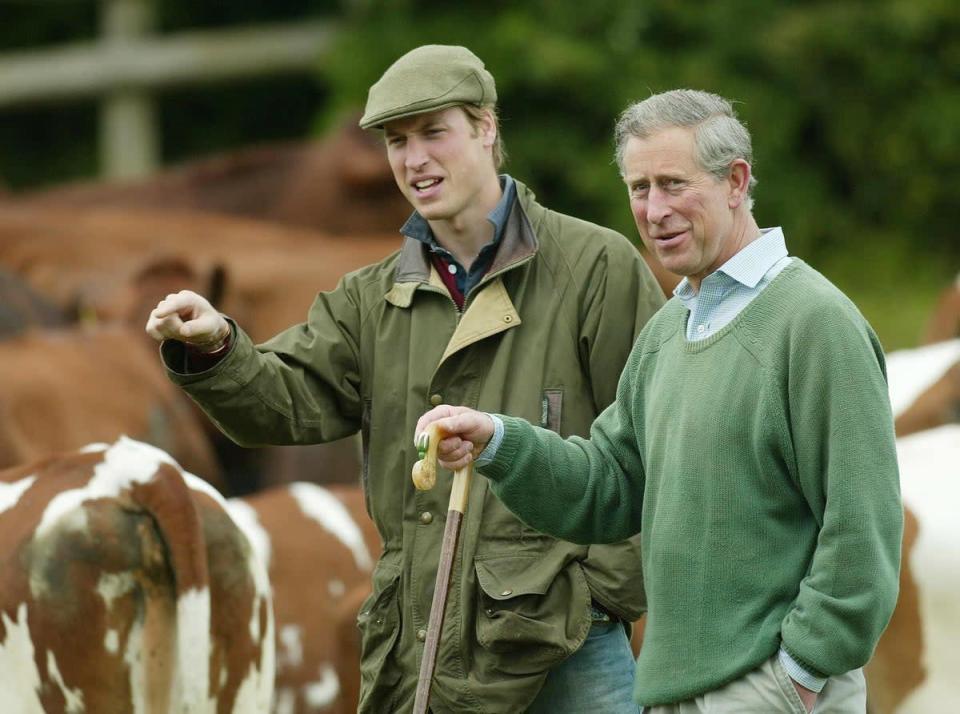 William avec son père, alors prince de Galles, lors d'une visite à Duchy Home Farm dans le Gloucestershire (Chris Ison/PA) (PA Archive)