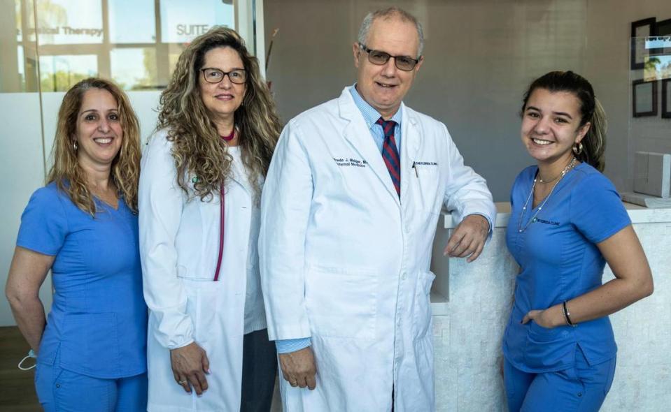 El doctor Melgar con parte de su equipo de The Florida Clinic, de izq. a der.: Milka Padron, RN, Leticia Fernandez, MP, y Kaitlyn Lugo, MA.