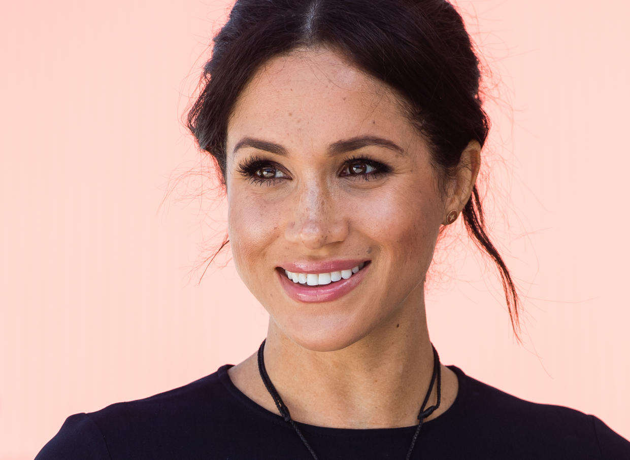 meghan markle against pink background wearing black t-shirt, meghan markle valentino flats dupes for less