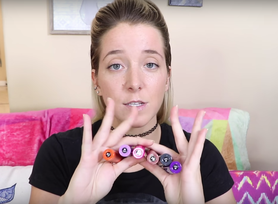 En su video, puede verse a Jenna mostrar cinco diferentes tipos de maquillaje, los cuales se fue colocando capa a capa hasta llegar a 100.