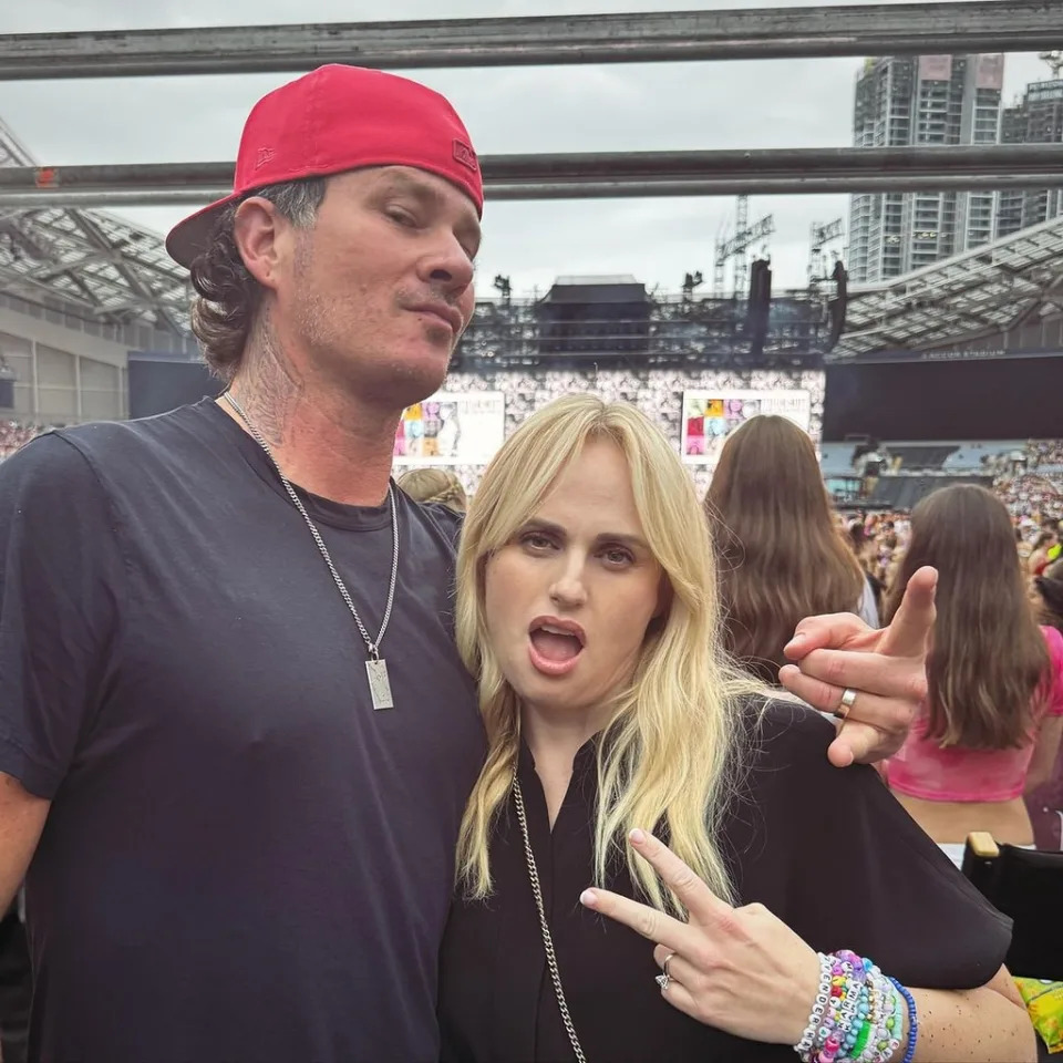 <p>Tom DeLonge & Rebel Wilson</p>