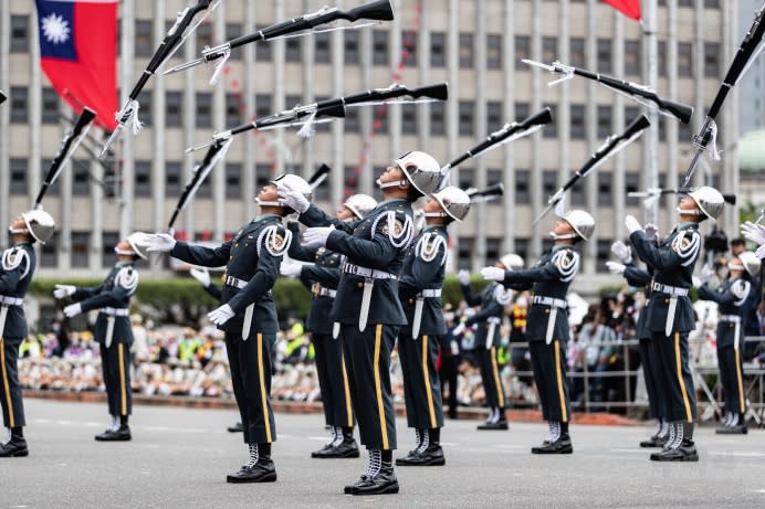 三軍儀隊帶來精湛的操槍。（軍聞社記者周力行攝）