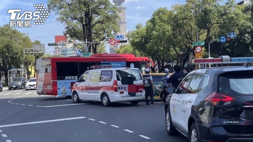 救護車上的病患因擦撞事故，而換另一台救護車送醫。（圖／TVBS）