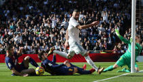 <p>Soccer Football – La Liga Santander – Real Madrid vs FC Barcelona – Santiago Bernabeu, Madrid, Spain – December 23, 2017 Real Madrid’s Karim Benzema in action with Barcelona’s Gerard Pique and Thomas Vermaelen REUTERS/Sergio Perez </p>