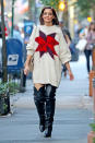 <p>No es Ariana Grande, sino Katie Holmes con otro look de <em>streetstyle</em> difícil de olvidar. ¿Lo amas o odias? (Foto: Gtres). </p>