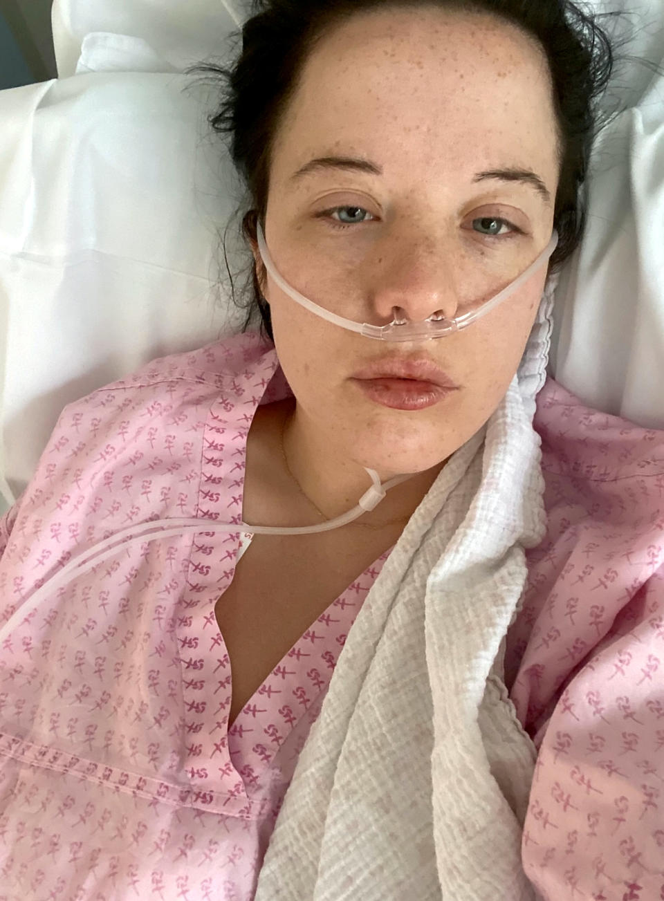 Kirsty Hext in hospital after her allergic reaction of the Pfizer vaccine. (SWNS)