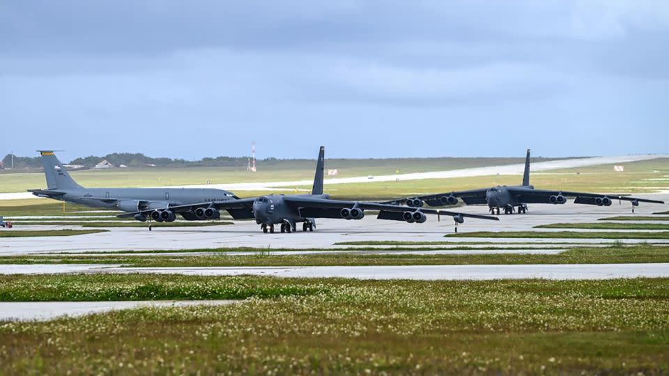 بمب افکن های B-52H Stratofortress نیروی هوایی ایالات متحده به عنوان بخشی از یک ماموریت معمول نیروی هوایی بمب افکن، به تاکسی اسکادران بمب اکتشافی 23 برای برخاستن در پایگاه نیروی هوایی اندرسن، گوام، به عنوان بخشی از یک ماموریت معمولی نیروی ضربت بمب افکن، 14 فوریه 2024. - استاد گروهبان.  امی پیکارد / نیروی هوایی ایالات متحده