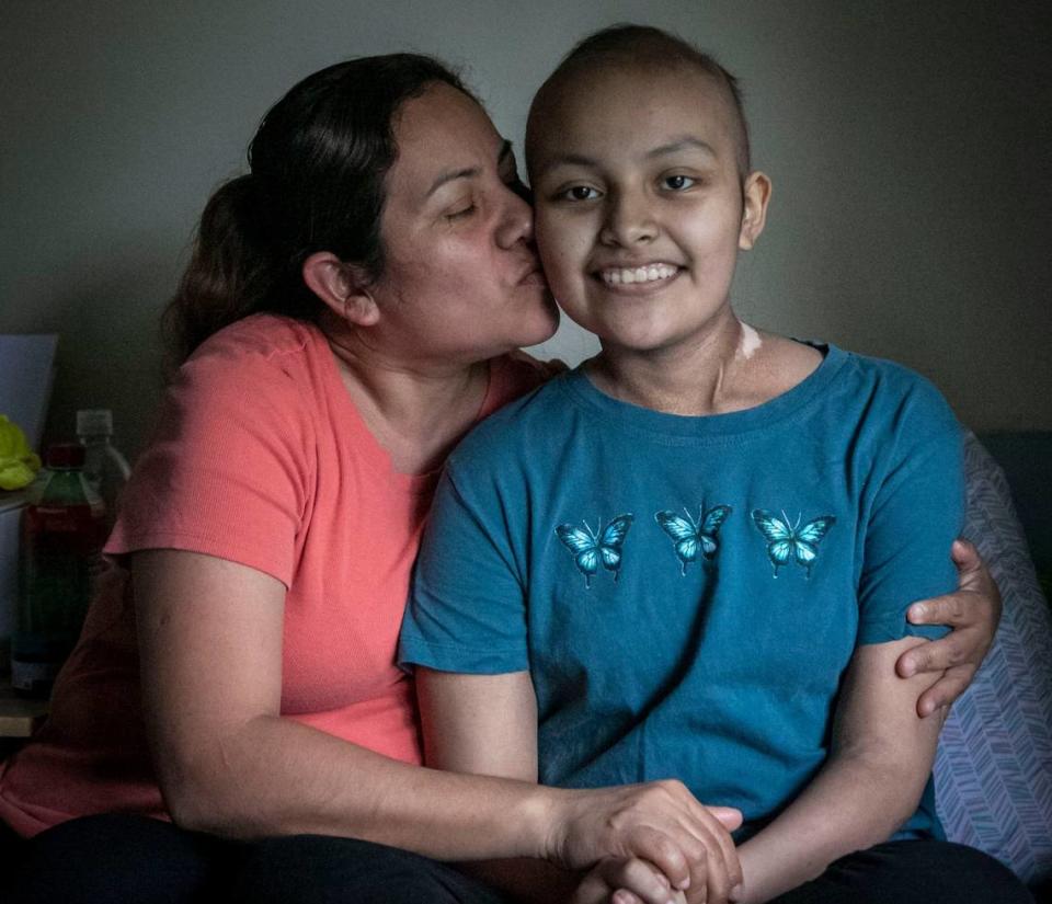 Sofía Macario gets a kiss from her mother, Eredia Arellano.