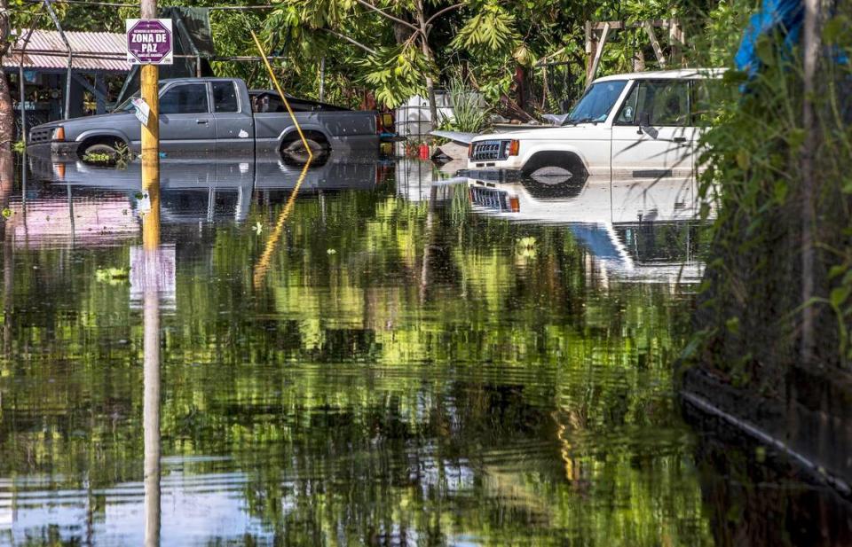 Vista de autos sumergidos en “La Rivera Street” inundados por las fuertes lluvias del huracán Fiona que inundó el vecindario Miñi Miñi en el pueblo de Loíza en la costa noreste de Puerto Rico cuando el huracán pasó por la isla el lunes 18 de septiembre, el miércoles 10 de septiembre 21, 2022.