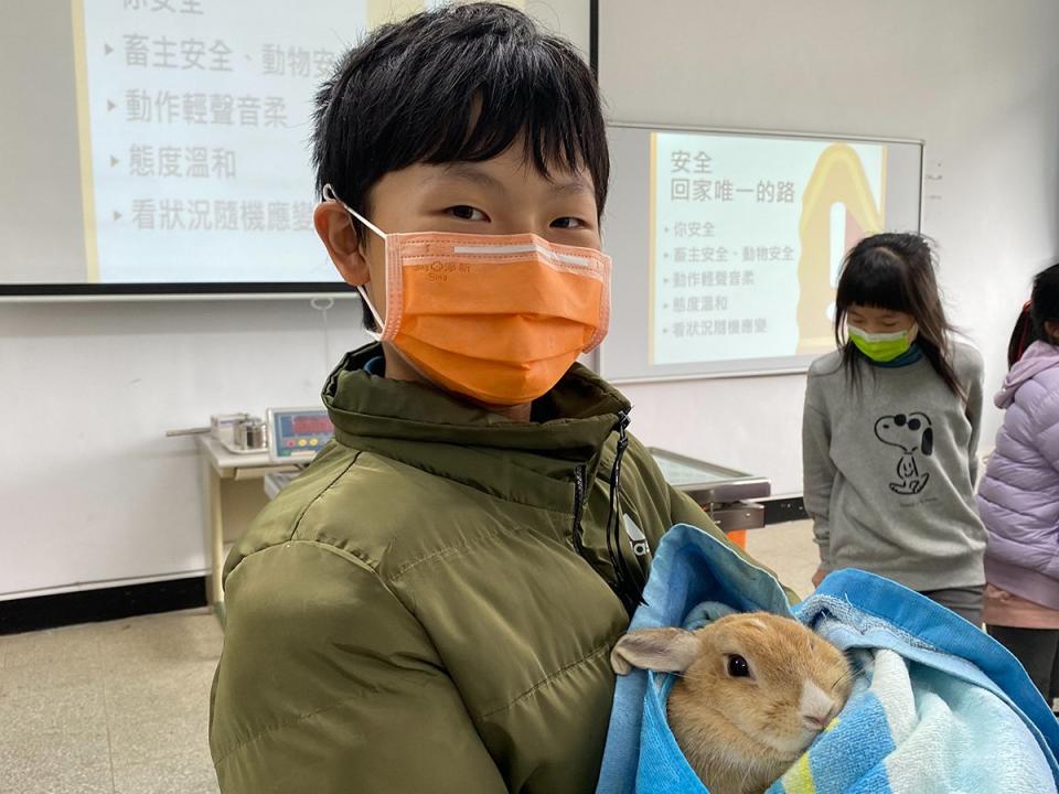 「我是小獸醫」育樂營，讓參與的學童懂得愛護動物、相處之道。（圖：李明朝攝）