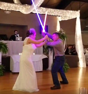 Su baile nupcial estuvo inspirado en Star Wars. Foto: Facebook.com/travis.barnes