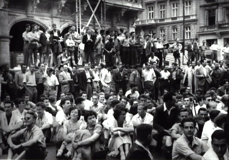 Student strike in front of the State Opera, Vienna, 1953. <a href="https://unsplash.com/es/fotos/Xhlc1QNOdjI" rel="nofollow noopener" target="_blank" data-ylk="slk:Austrian National Library / Unsplash;elm:context_link;itc:0;sec:content-canvas" class="link ">Austrian National Library / Unsplash</a>