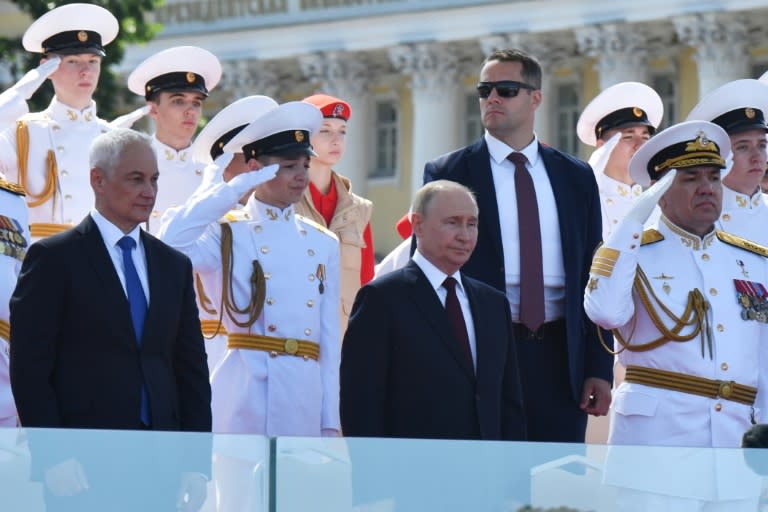 Vladimir Putin (centro) preside el desfile naval con motivo del Día de la Marina Rusa, el 28 de julio de 29024 en San Petersburgo (Olga Maltseva)
