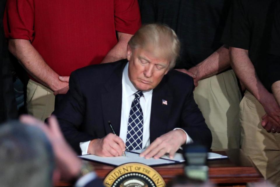 <em>Donald Trump firma la orden ejecutiva sobre el sector energético. Foto de Evening Standard</em>