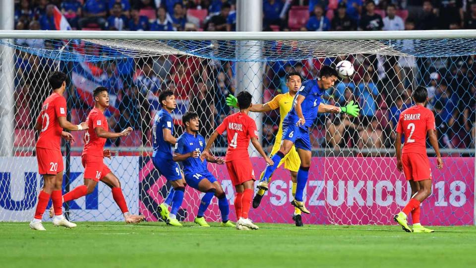 Thai defender Pansa Hemviboon heads home his side’s opening goal in their 3-0 win over Singapore in the AFF Suzuki Cup on 25 November, 2018. (PHOTO: AFF Suzuki Cup/Thananuwat Srirasant/Lagardere Sport)