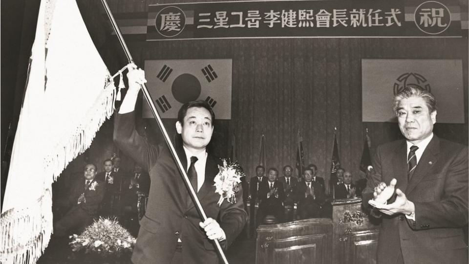 李健熙（左）就任三星集團會長（董事長）（三星集團發放照片24/12/1987）