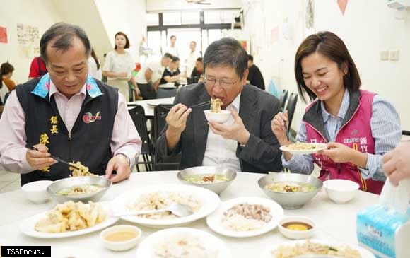 新埔鎮長陳英樓、新竹縣長楊文科及議員呂宛庭(左至右)一起大口吃粄條。