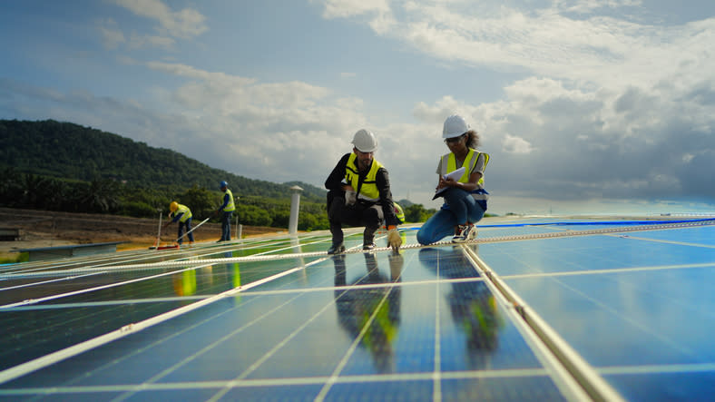 Trabajadores en placas solares