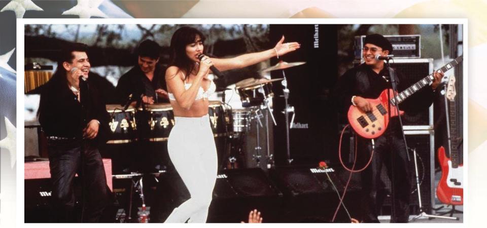 La actriz Jennifer Lopez, que interpreta a Selena en la película "Selena," en una de las escenas de la película donde canta con su banda. "Selena" trata sobre la vida de la cantante tejana, quien murió asesinada por la presidenta de su club de fans.