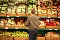 Selbst in herkömmlichen Supermärkten können Sie nachhaltig einkaufen. Verzichten Sie in der Obst- und Gemüseabteilung auf die zur Verfügung gestellten Plastiktüten. Das geht so ... (Bild: iStock / VLG)