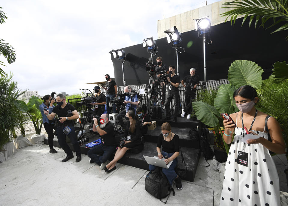 Periodistas se preparan para cubrir la presentación de la colección primavera-verano 2021 de Jason Wu en la Semana de la Moda de Nueva York, el domingo 13 de septiembre del 2020 en Nueva York. (Foto por Evan Agostini/Invision/AP)