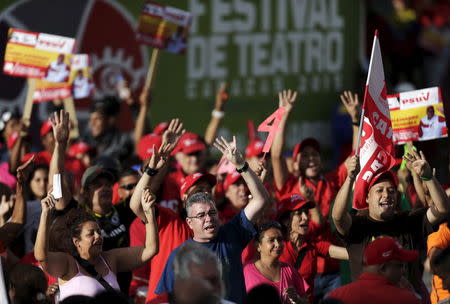 Supporters of Venezuela's United Socialist Party (PSUV) arrive to a final campaign rally in Caracas, June 26, 2015. REUTERS/Jorge Dan Lopez