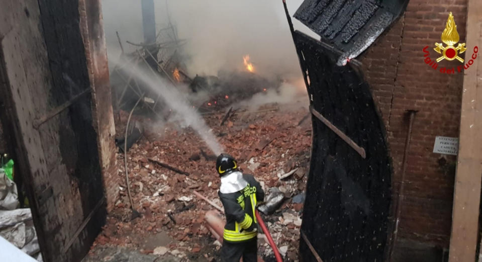 Il rogo che ha distrutto la Cavallerizza Reale di Torino (Vigili del Fuoco via AP)