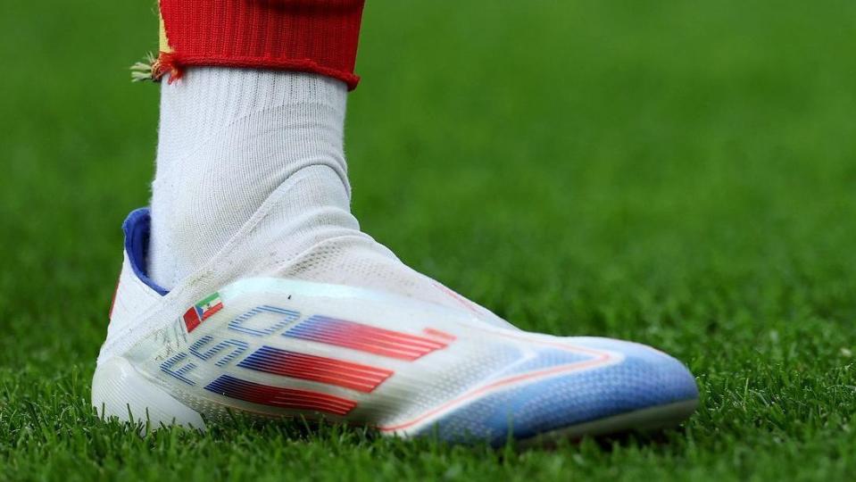 Lamine Yamal boots, with the national flags of Morocco and Equatorial Guinea.