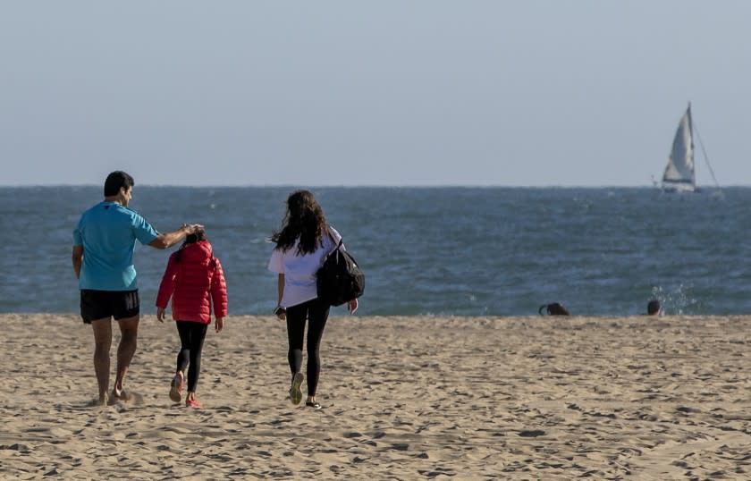 SANTA MONICA, CA - JULY 3, 2020: In what would have been the start of a crowded beach weekend, very few people defied the counties order to go to Santa Monica Beach on Friday as all beaches in L.A. County are closed due to the coronavirus pandemic on July 3, 2020 in Santa Monica, California. (Gina Ferazzi / Los Angeles Times)