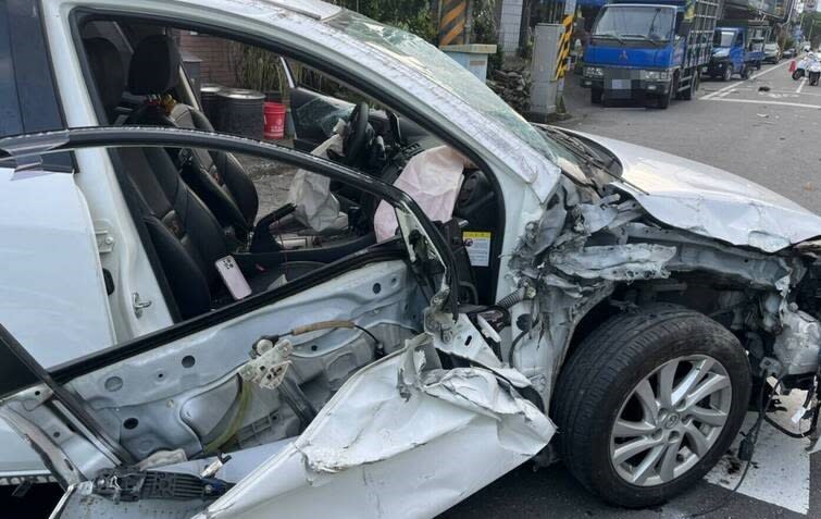 楊姓女子酒後駕駛自小客車，恍神擦撞路旁貨車及行人後，整台車在街頭翻車，自己爬出後還一度想跑。（記者林坤瑋翻攝）