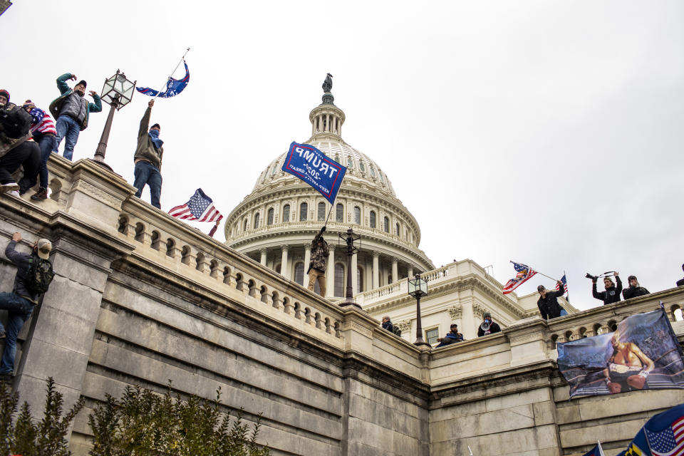 Una turba pro-Trump escala el edificio del Capitolio en Washington, el 6 de enero de 2021. (Jason Andrew/The New York Times)