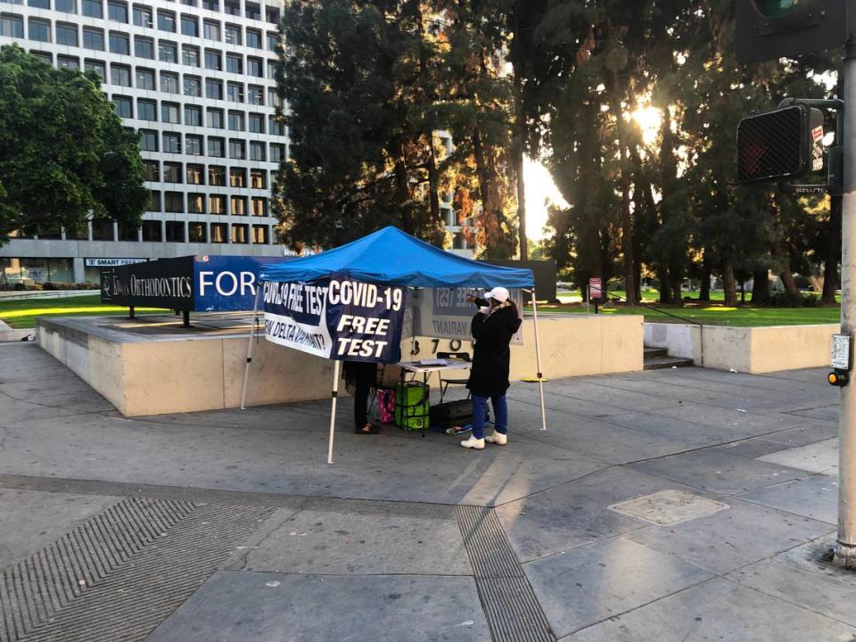 Una carpa de Crestview Clinical Laboratory en Wilshire Boulevard, en Los Angeles, en diciembre de 2021.