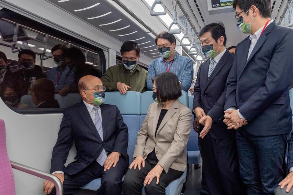 總統蔡英文1日試乘台鐵的EMU900型電聯車。（圖／摘自蔡英文臉書）