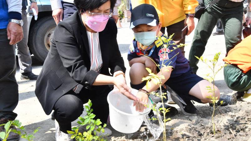 彰化縣植樹種樹種福田　大手牽小手種下希望愛護地球