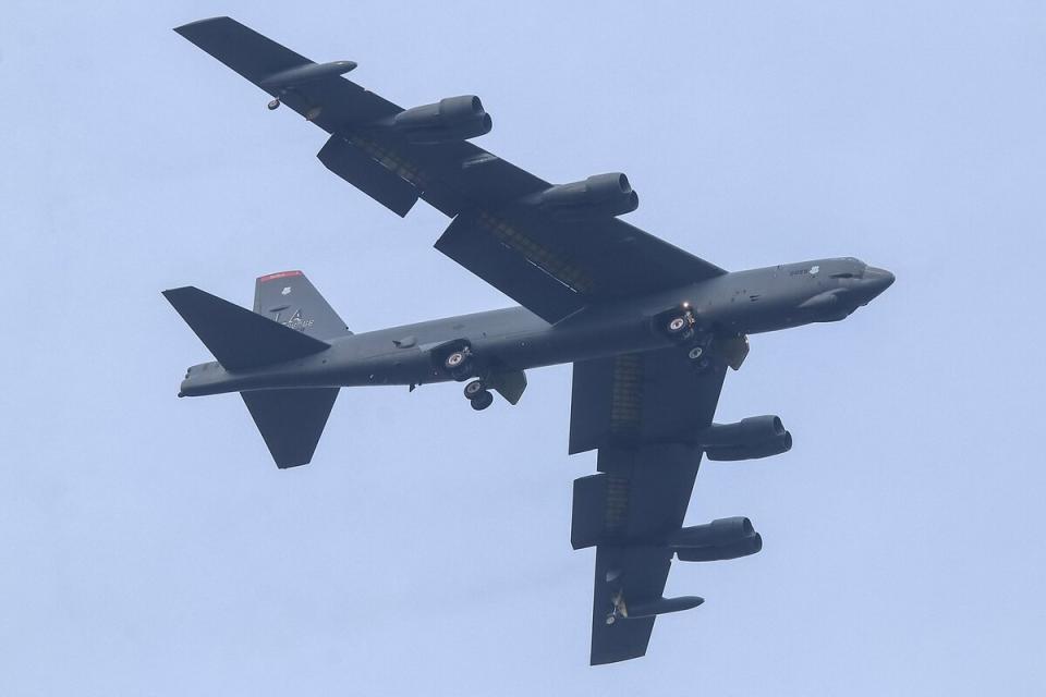 美軍 B-52 戰略轟炸機從上個世紀 50 年代開始服役，具有 8 台引擎，可以長時間穩定的飛行。近期美國媒體報導了 B-52 進行長達 33 小時的飛行任務。   圖：翻攝「X」@KC10_GUCCI