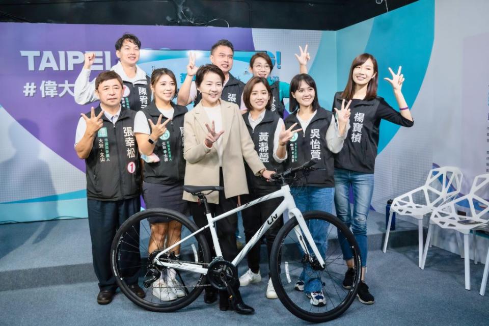 無黨籍台北市長候選人黃珊珊二日邀請台北市民在本週日（六日）上午七點起，與她一起騎腳踏車，騎遍整個台北市，欣賞這個美麗的城市，也達到運動健身的目的。（黃珊珊競辦提供）