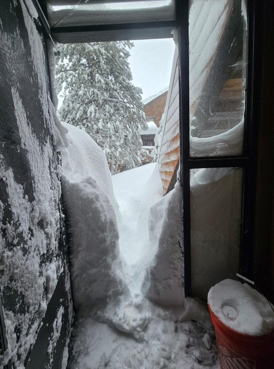 美國加州內華達山脈山區降下暴雪，房屋被白雪覆蓋。路透社