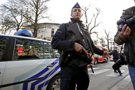 A police officer stands guard outside the Grand Mosque in Brussels, Belgium November 26, 2015. Several envelopes containing white powder were received by the mosque authorities, Belgian media reported. REUTERS/Francois Lenoir