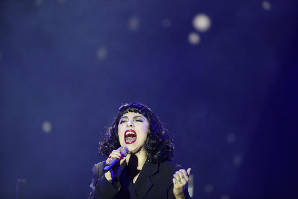 La cantante chilena Mon Laferte durante su presentación en el festival Tiempo de Mujeres previo al Día Internacional de la Mujer en el Zócalo de la Ciudad de México el sábado 7 de marzo de 2020. Las protestas en el país se han intensificado en años recientes por los asesinatos de mujeres y niñas. (Foto AP/Rebecca Blackwell)