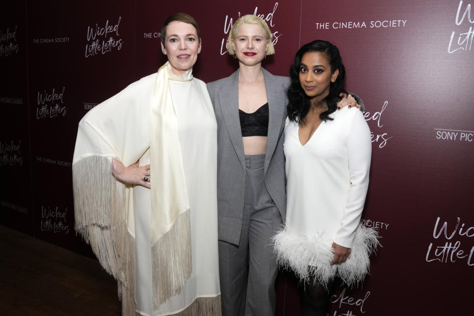 Olivia Colman, de izquierda a derecha, Jessie Buckley y Anjana Vasan en una función de "Wicked Little Letters" ofrecida por Sony Pictures Classics y The Cinema Society, en el Crosby Street Hotel el miércoles 20 de marzo de 2024, en Nueva York. (Foto Charles Sykes/Invision/AP)