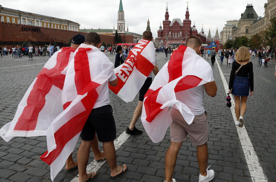 Three Lions supporters stroll through Moscow’s Red Square before the semi final clash. (EFE)