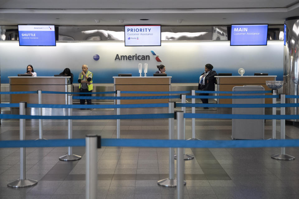 Mostradores vacíos de American Airlines en el aeropuerto Laguardia, New York, N.Y, el 21 de marzo (AP/Mary Altaffer)