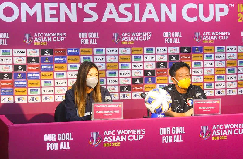 出席附加賽賽前記者會的中華女足隊長王湘惠(左)和教練越後和男(右)。（中華足協提供）