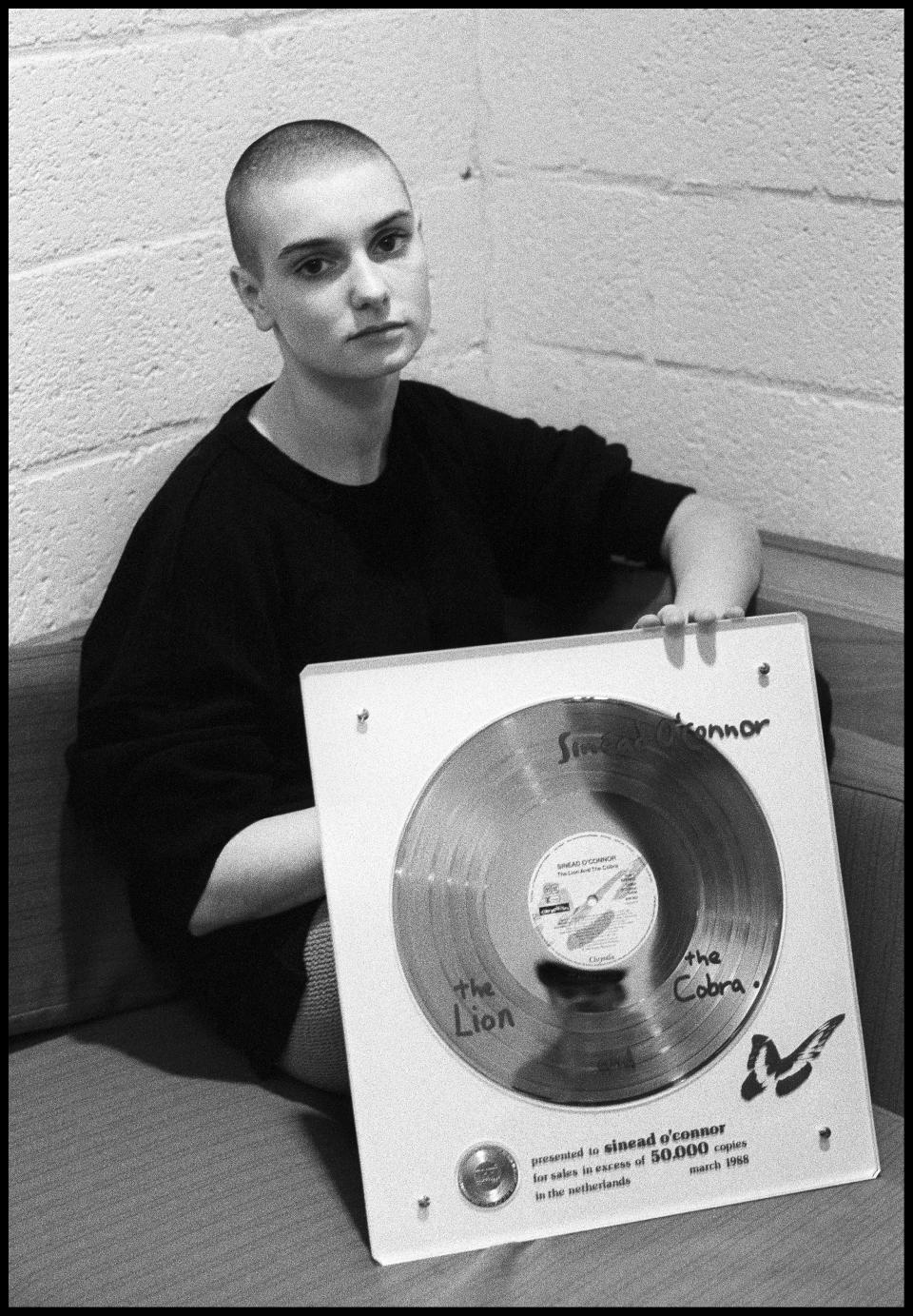 Sinead O'Connor recibe un premio por su albumThe Lion & the Cobra' en 1988. (Rob Verhorst/Redferns)