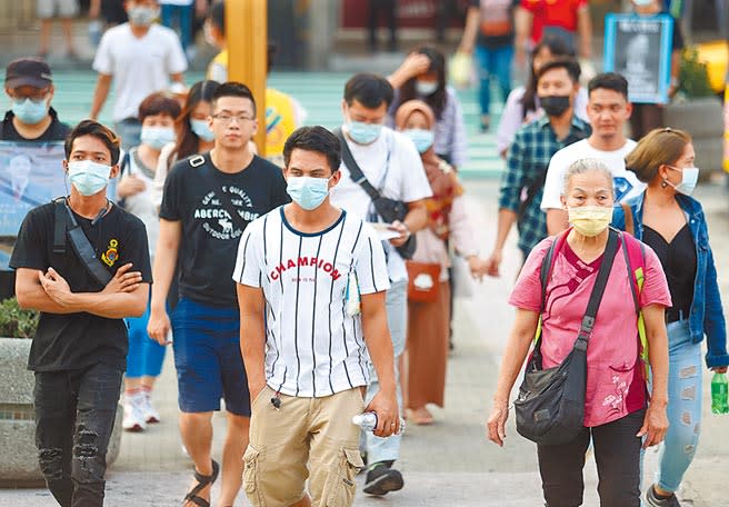 比利時工程師確診後，台灣口罩買氣旺，政府擬定擴大口罩徵收增加到8成1600萬片，因外國新冠疫情未歇，台北街頭民眾外出仍會佩戴口罩預防。(陳怡誠攝)